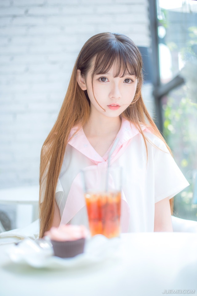 友谊和花香一样，还是淡一点的比较好，越淡的香气越使人依恋，也越能持久。